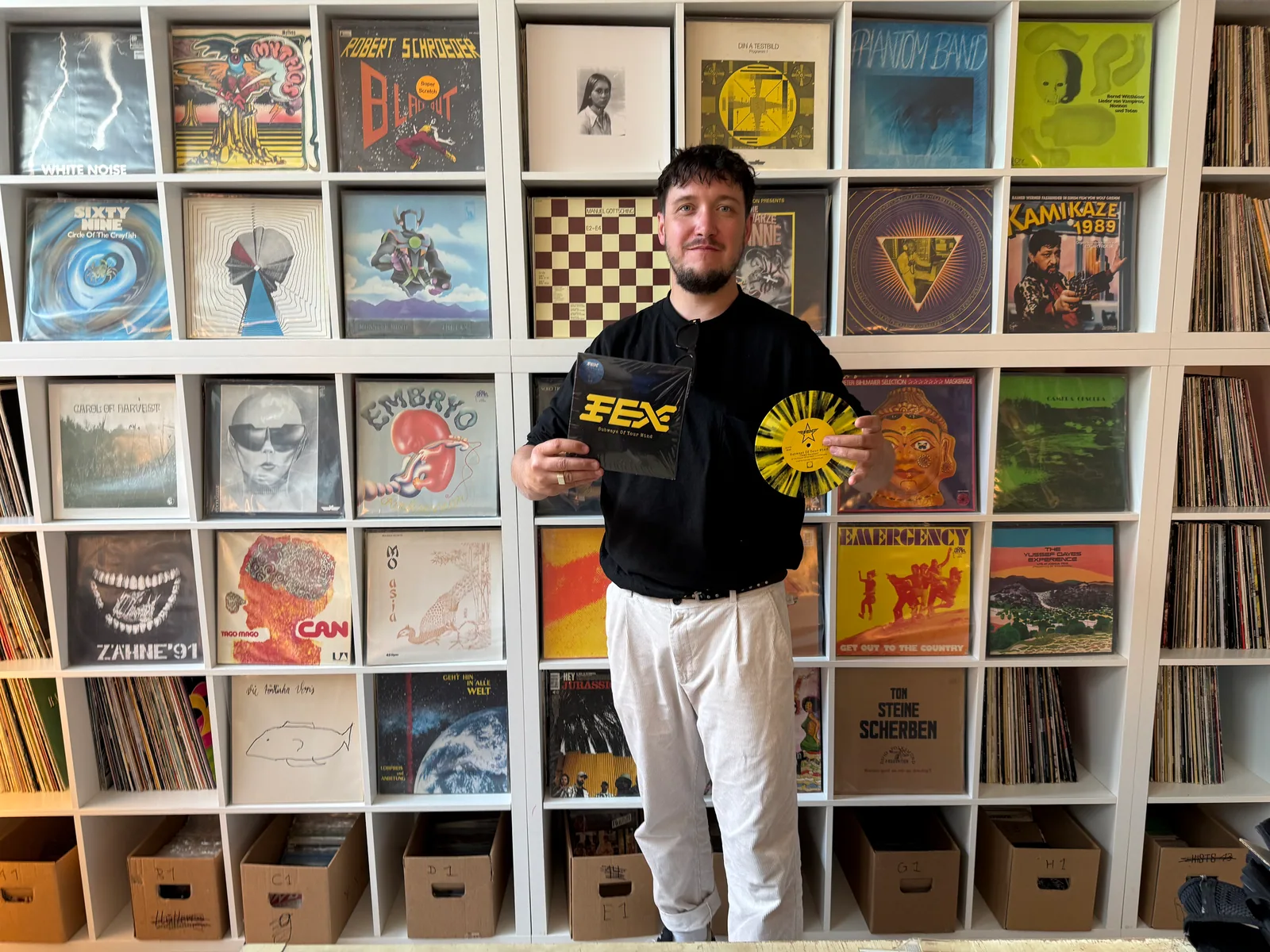 FEX-Reissue mit Cover und gelber Vinylpressung vor Plattenregalen