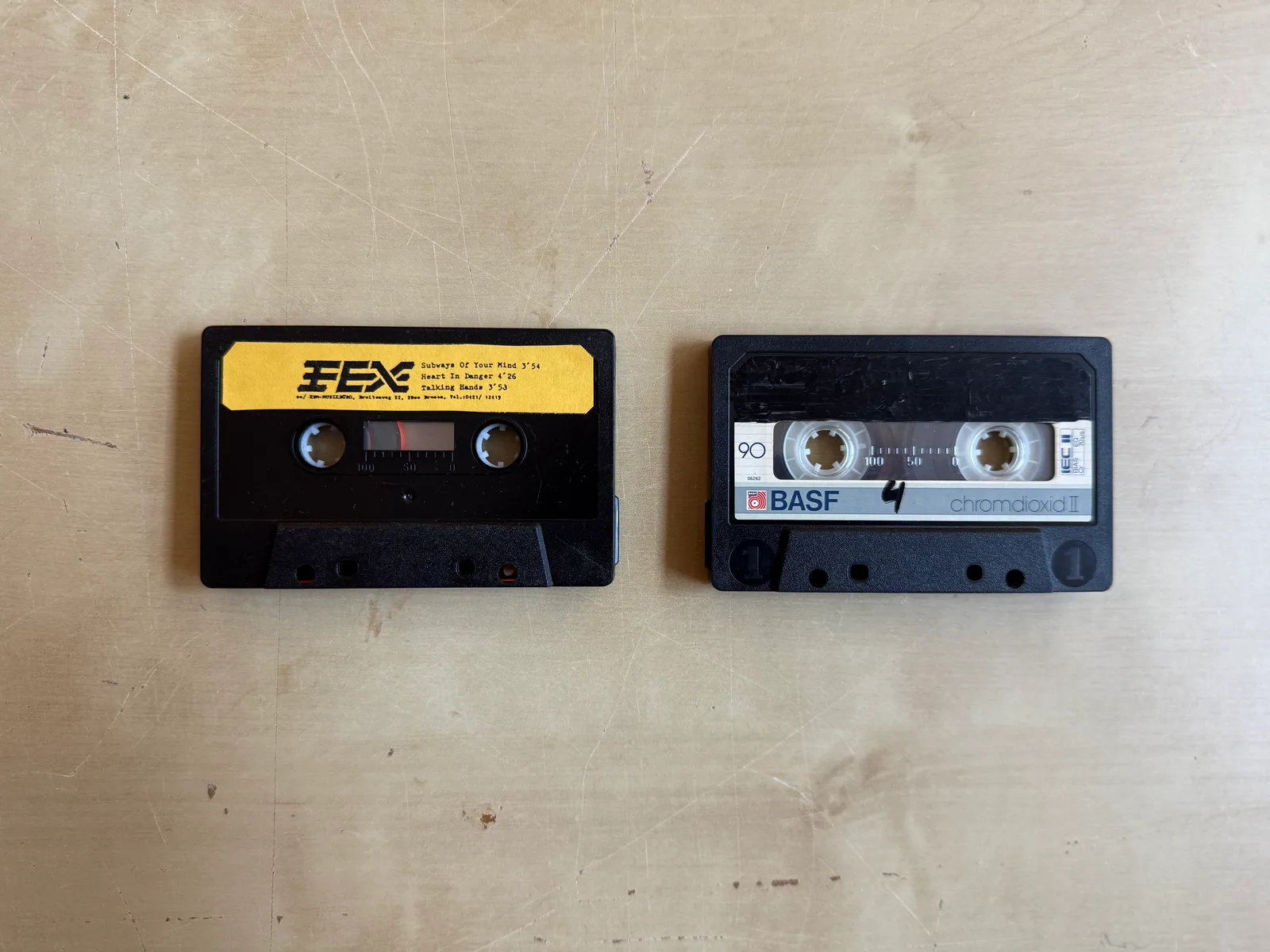 Zwei FEX-Kassetten auf einer Studiotischfläche
